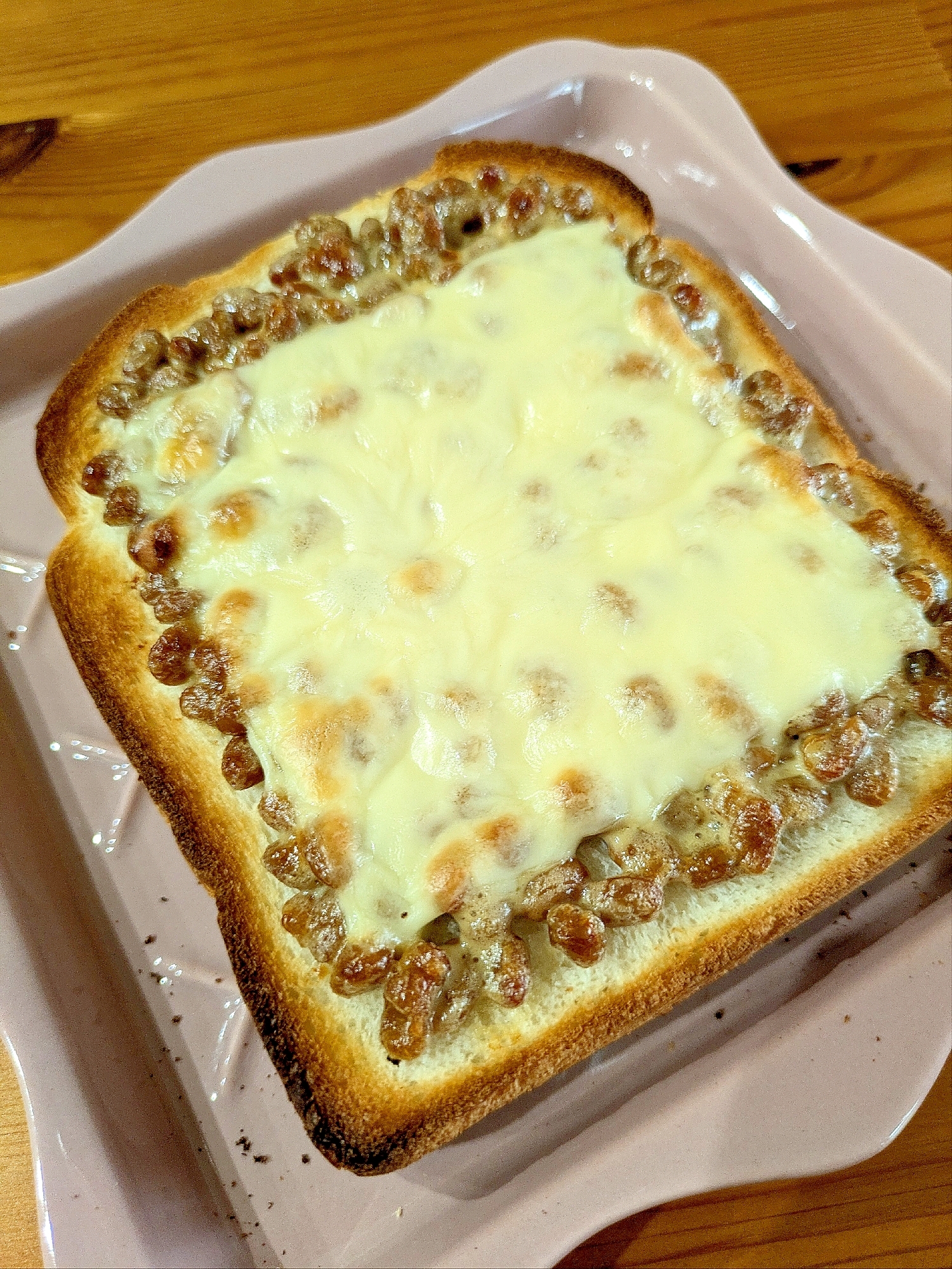 国産チーズの納豆トースト