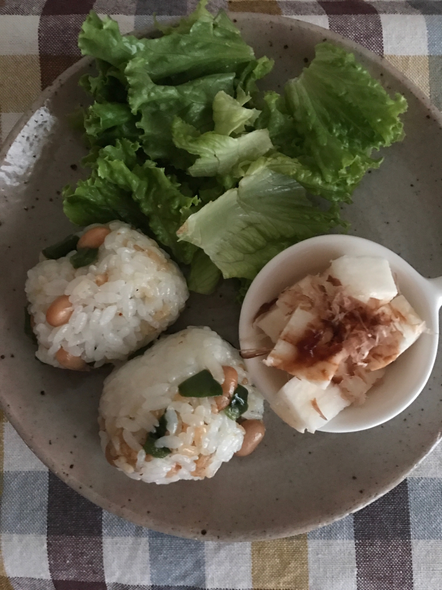 ピーマンと大豆のおむすびと長芋の朝ごはんプレート