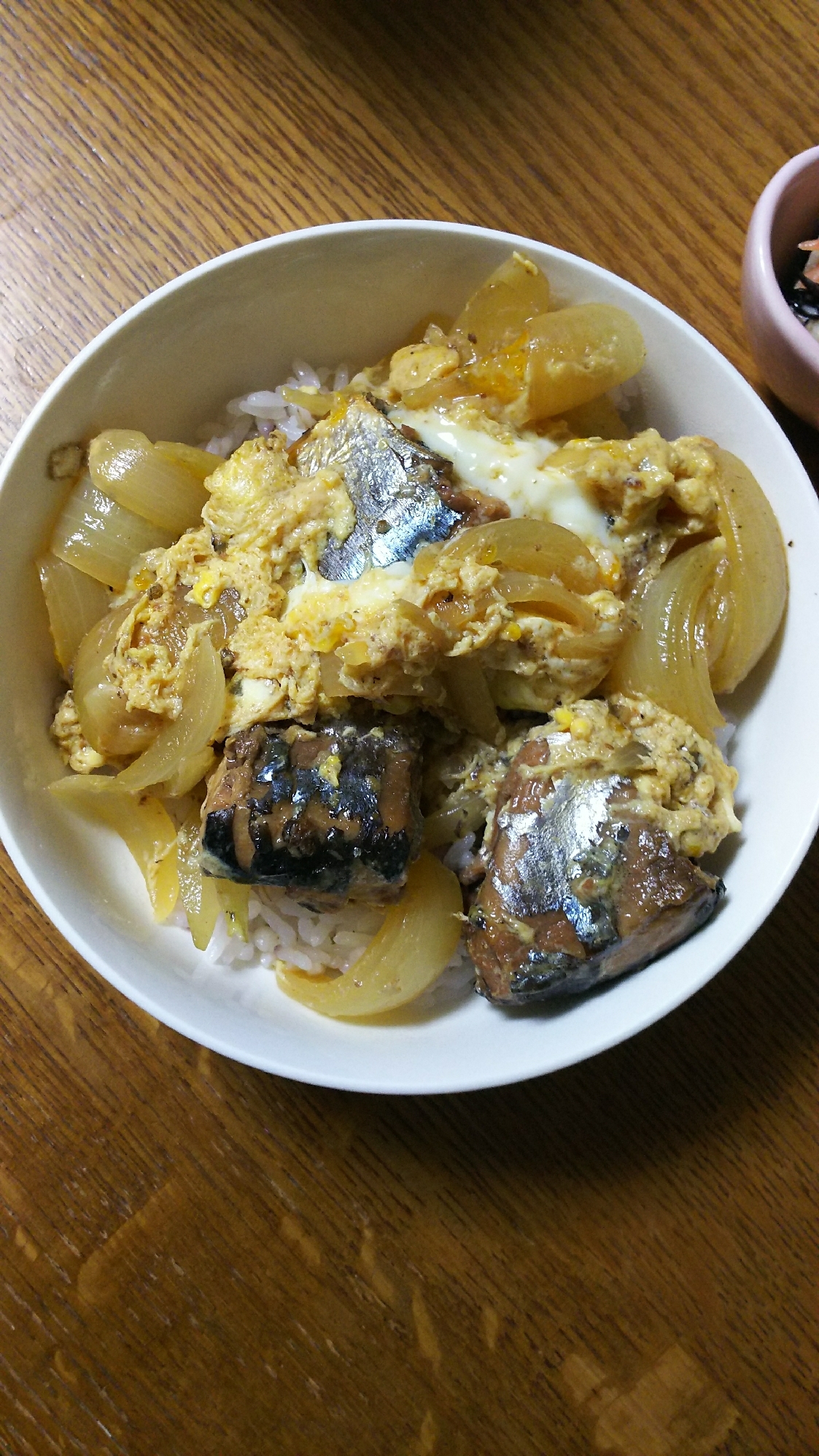 さんま缶と玉ねぎの卵とじ丼