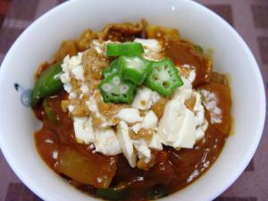 納豆とオクラと豆腐のネバネバカレー丼