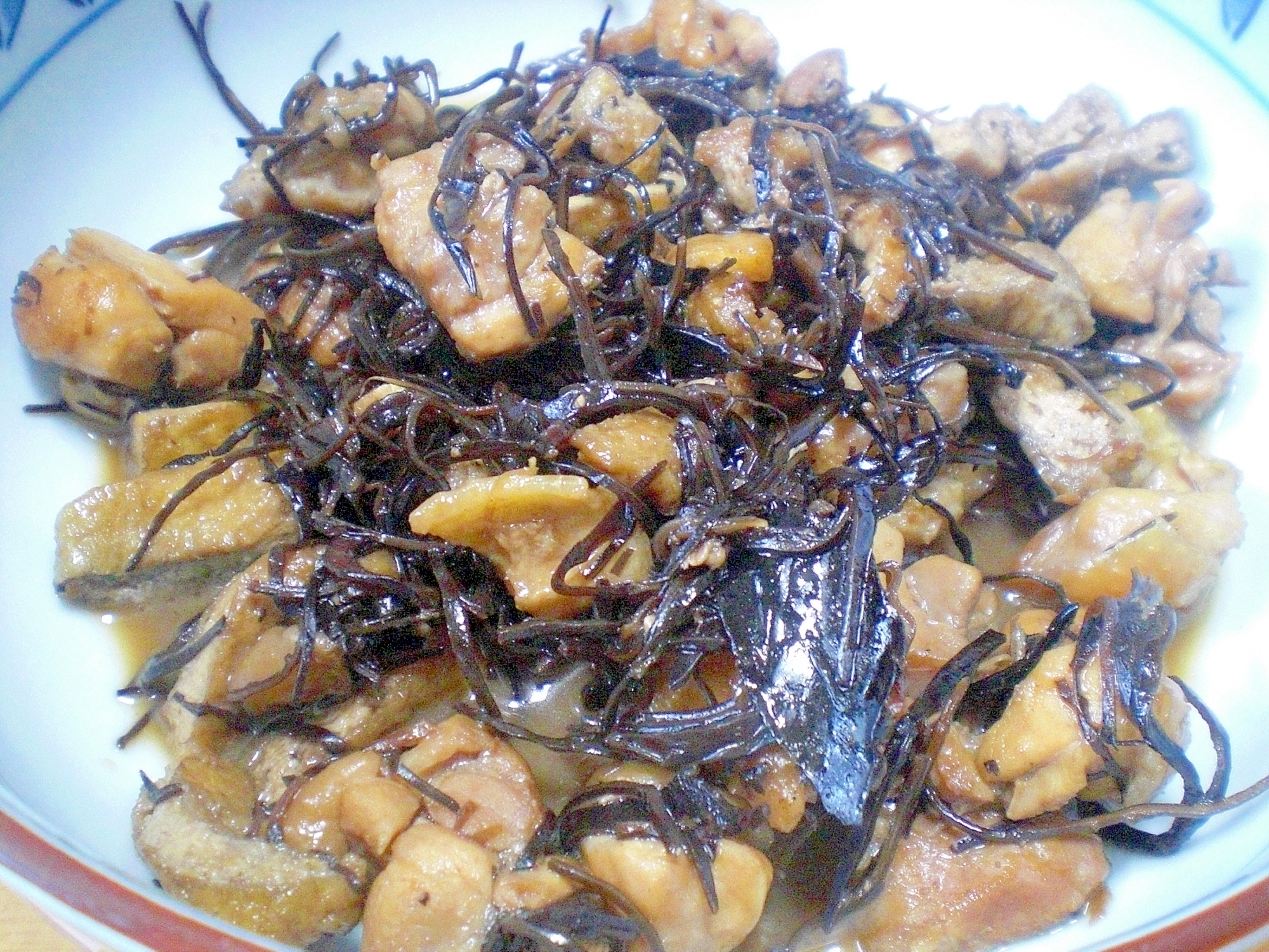 アラメと鶏もも肉 お揚げの煮物 レシピ 作り方 By ひろりん１１０６ 楽天レシピ