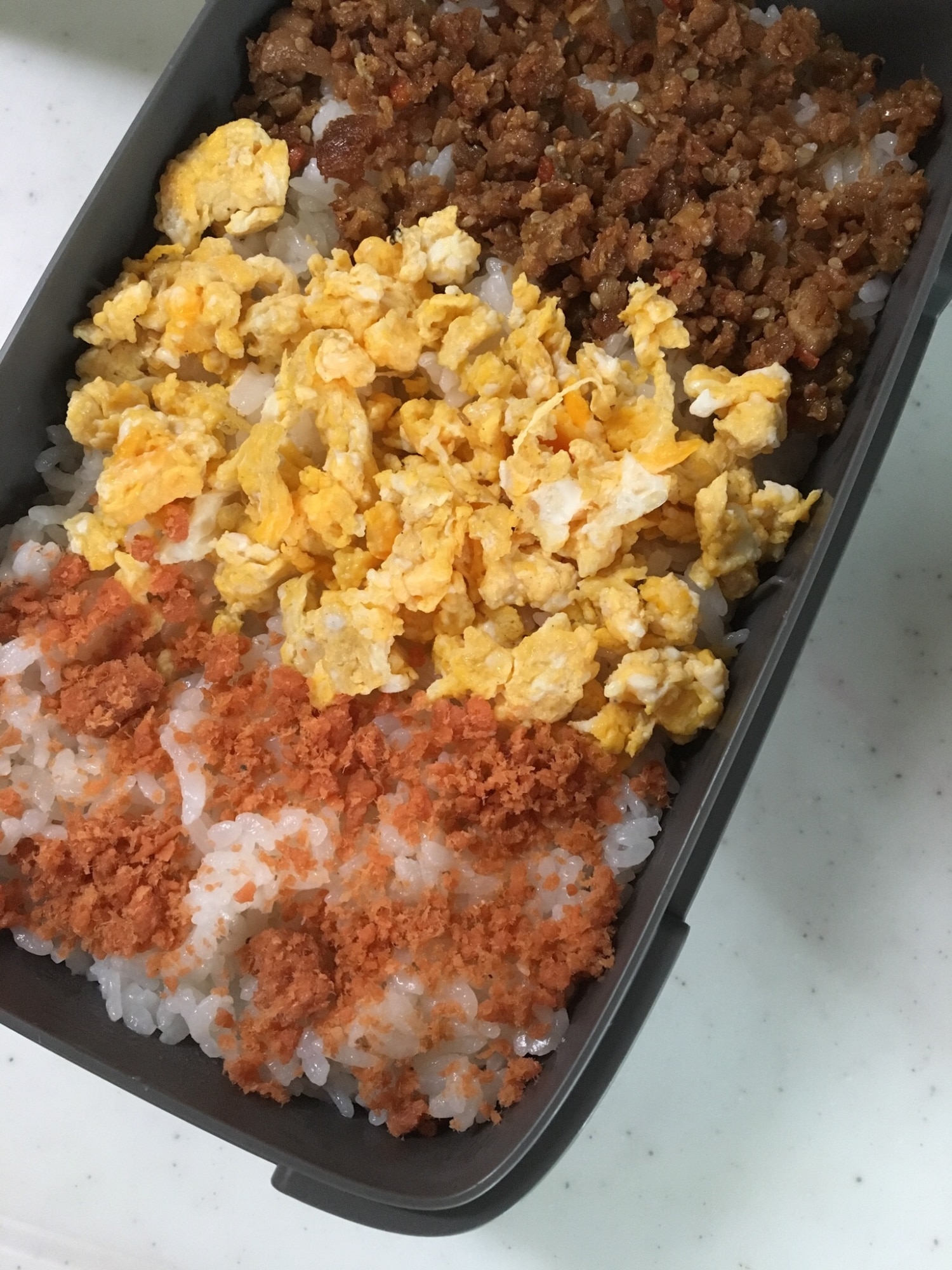 鮭フレークと鶏そぼろと玉子の三色ご飯(^○^) レシピ・作り方 by