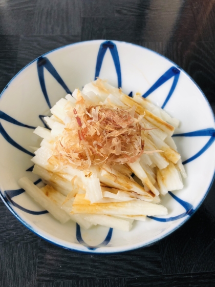 レシピを参考にして作ってみました。だし醤油とお酢のシンプルな味と鰹節がよく合いますね。長いものシャキシャキとした食感がよくて美味しくいただけました。