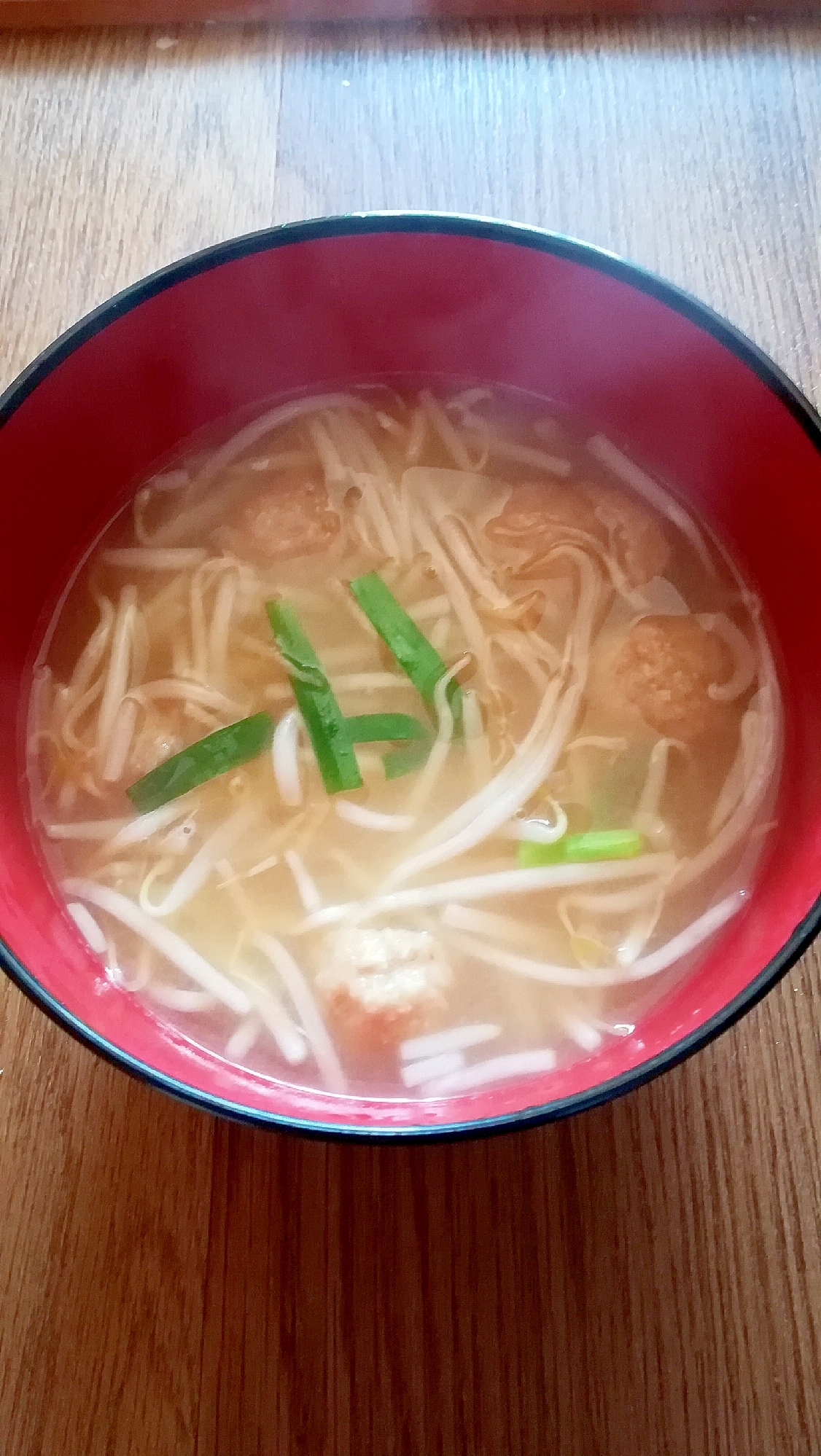 肉団子ともやしとニラのお味噌汁