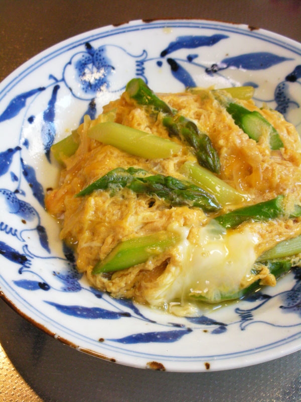 今が旬！グリーンアスパラと新玉ねぎの卵とじ丼♪