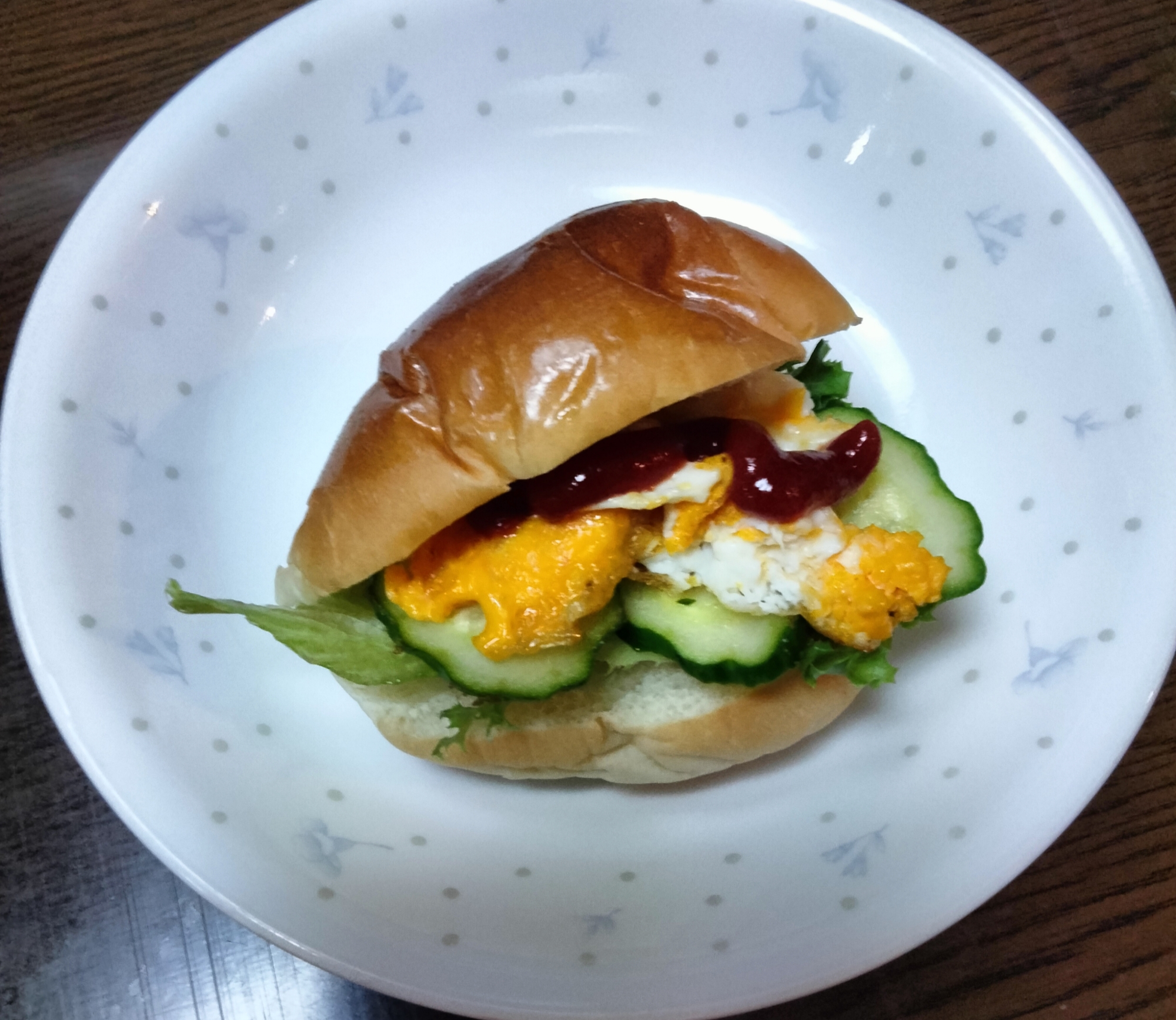 ロールパンサンド レタスきゅうり炒り卵挟んで