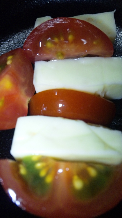 トマトとモッツアレラチーズでカプレーゼ