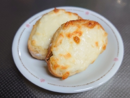 おつまみに、チーズたっぷりのせちゃいました。バターとチーズ両方は初でしたが、とっても美味しかったです。