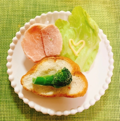 ひろちゃんさま♪朝ごはんに作りました‎♪ْ˖⋆ハムのトーストにマヨネーズ美味しいですねෆˎˊ˗˭̴̵̶͈ૣ؎ ˭̴̵̶͈‎٭♡