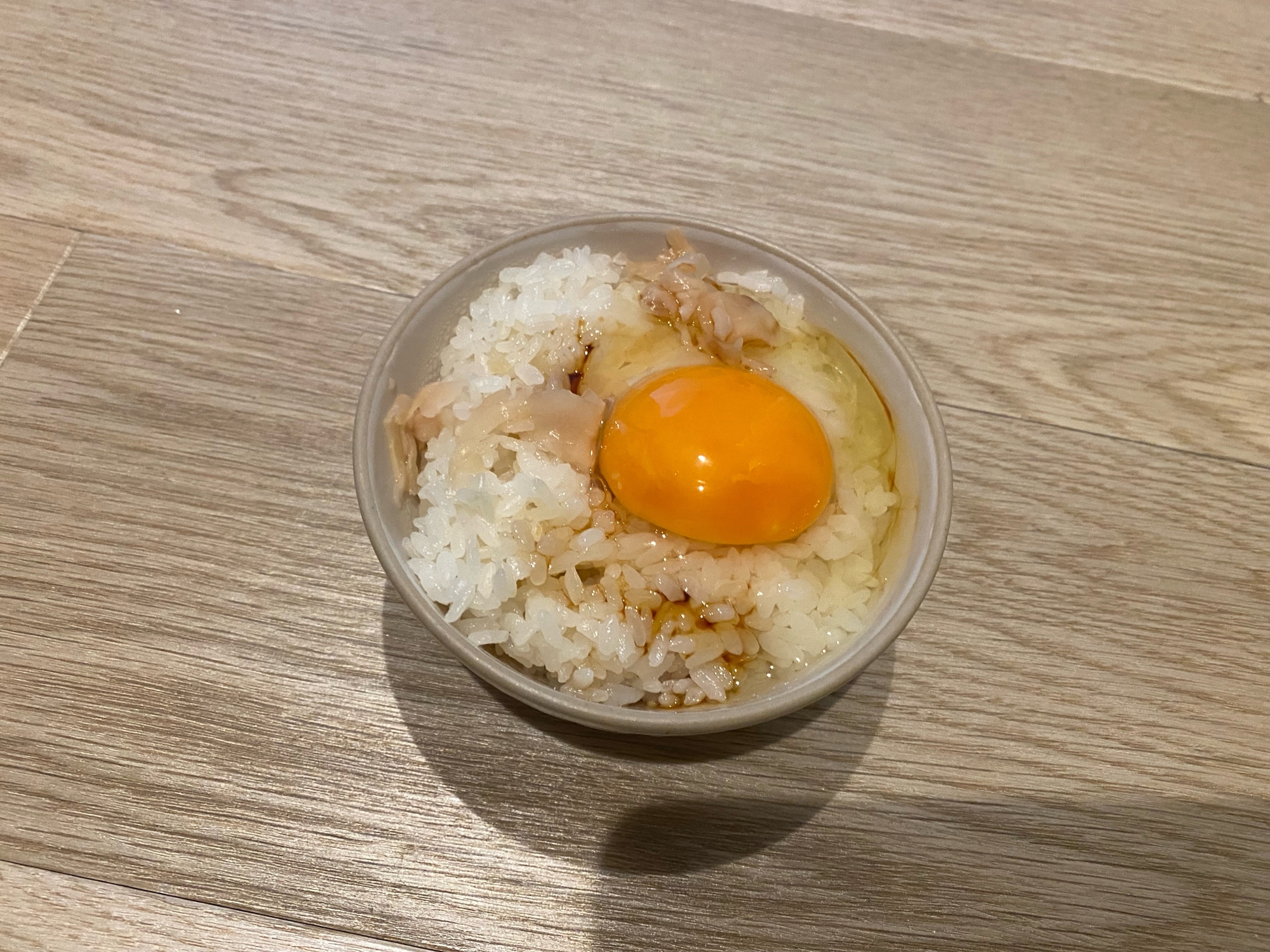 簡単アレンジ！コク旨ごま油卵かけご飯〜ガリを添えて