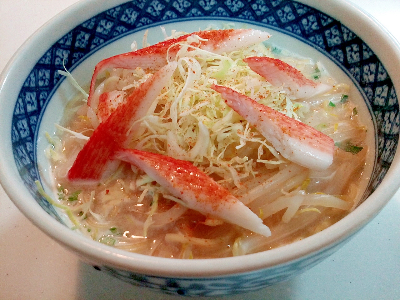 もやしとキャベツとかにかまの豚骨ラーメン