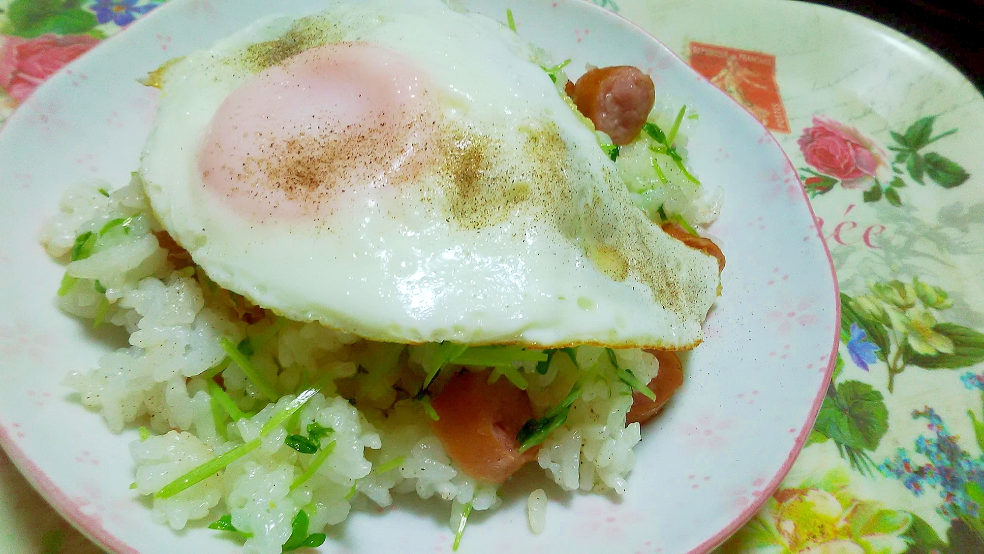 目玉焼き乗せ豆苗とソーセージの焼き飯