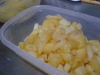 アップルパイに使いま～す(#^^#)りんごだけでも美味しいけど、こんな感じに煮るのもおいしいですよね☆多めに作って正解でした！