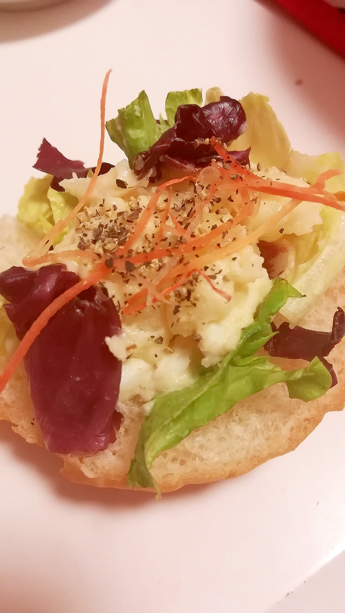 紫キャベツとレタスとポテトサラダとにんじんのパン