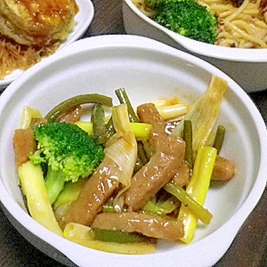 スーパーの味付けが濃いので野菜で中和、炒め。