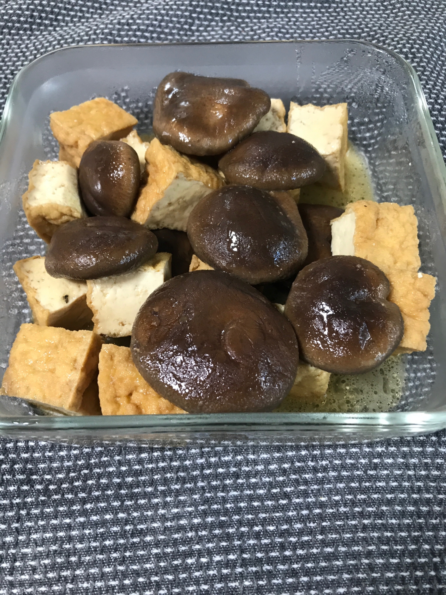 干し椎茸の美味しさを吸った厚揚げの煮物