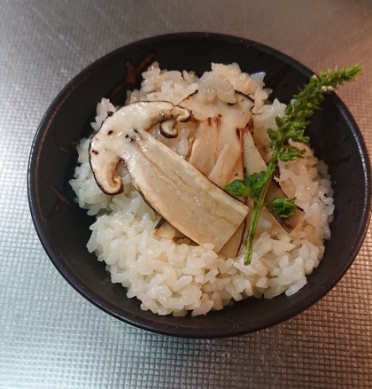 頂いた松茸を使って、試してみました。香りもよく、バランスよくできました。毎年秋が楽しみです
