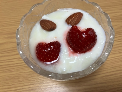 Anoaちゃん　おはようございま〜す^ ^
冷凍した苺を使ったので、回りに色がじんわりしちゃってます(*^^*)美味しかったです❣️ご馳走様でした٩(^‿^)۶