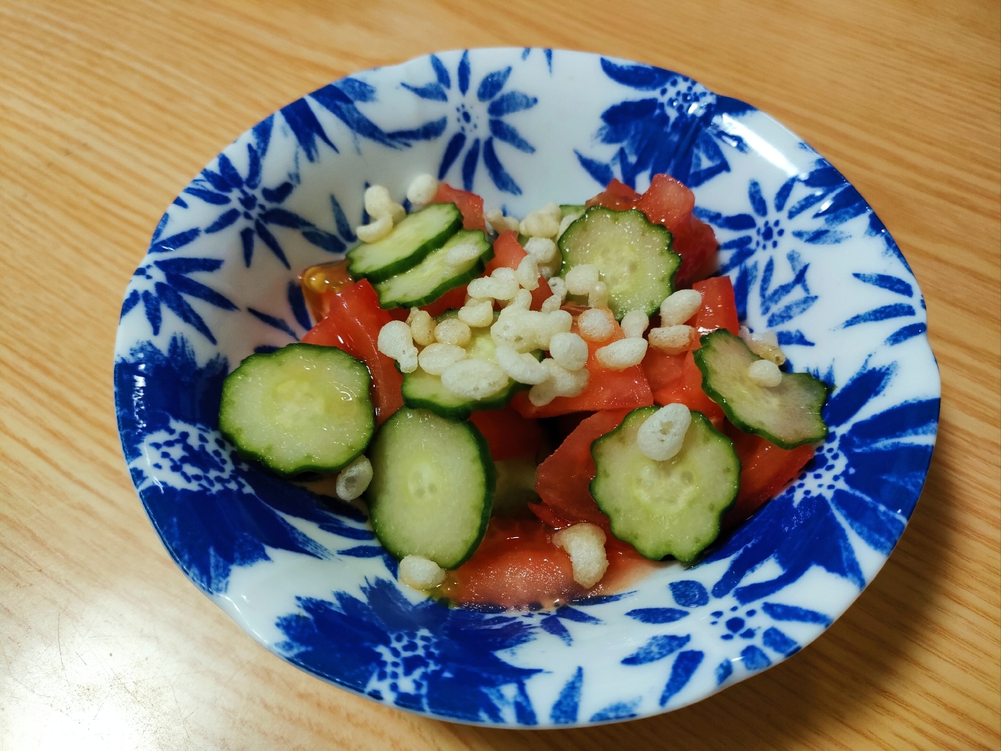 トマトときゅうりと揚げ玉のサラダ