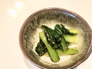 切ってチンして和えるだけ！小松菜の胡麻和え