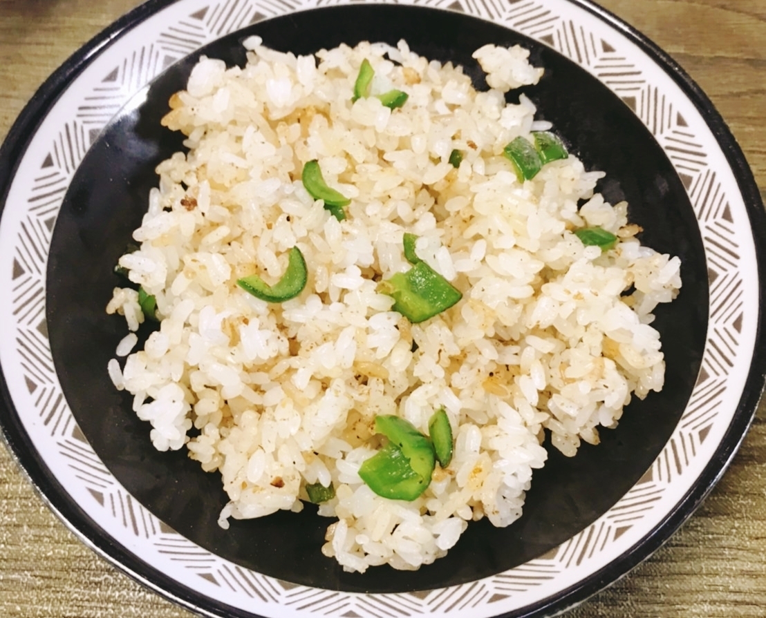 ピーマンと鰹節粉のバター醤油ご飯