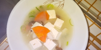 豆腐と白菜と人参のお味噌汁