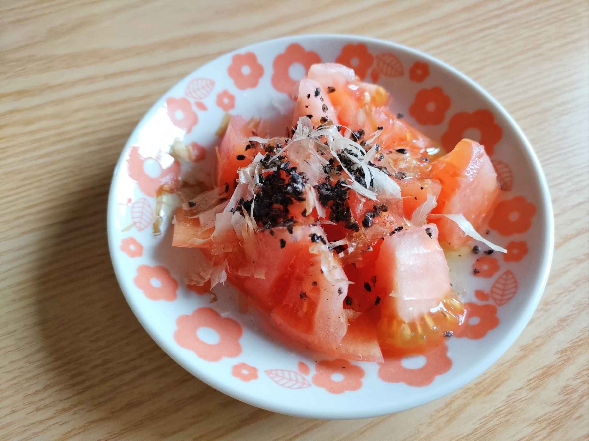 簡単☆おかかと黒すりごまのトマトサラダ