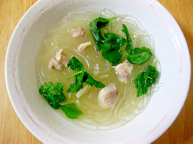 鶏肉とくずきりの中華スープ
