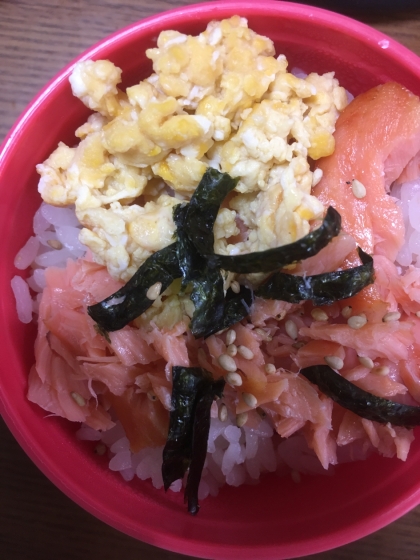 レンジで簡単★鮭と卵の２色丼！