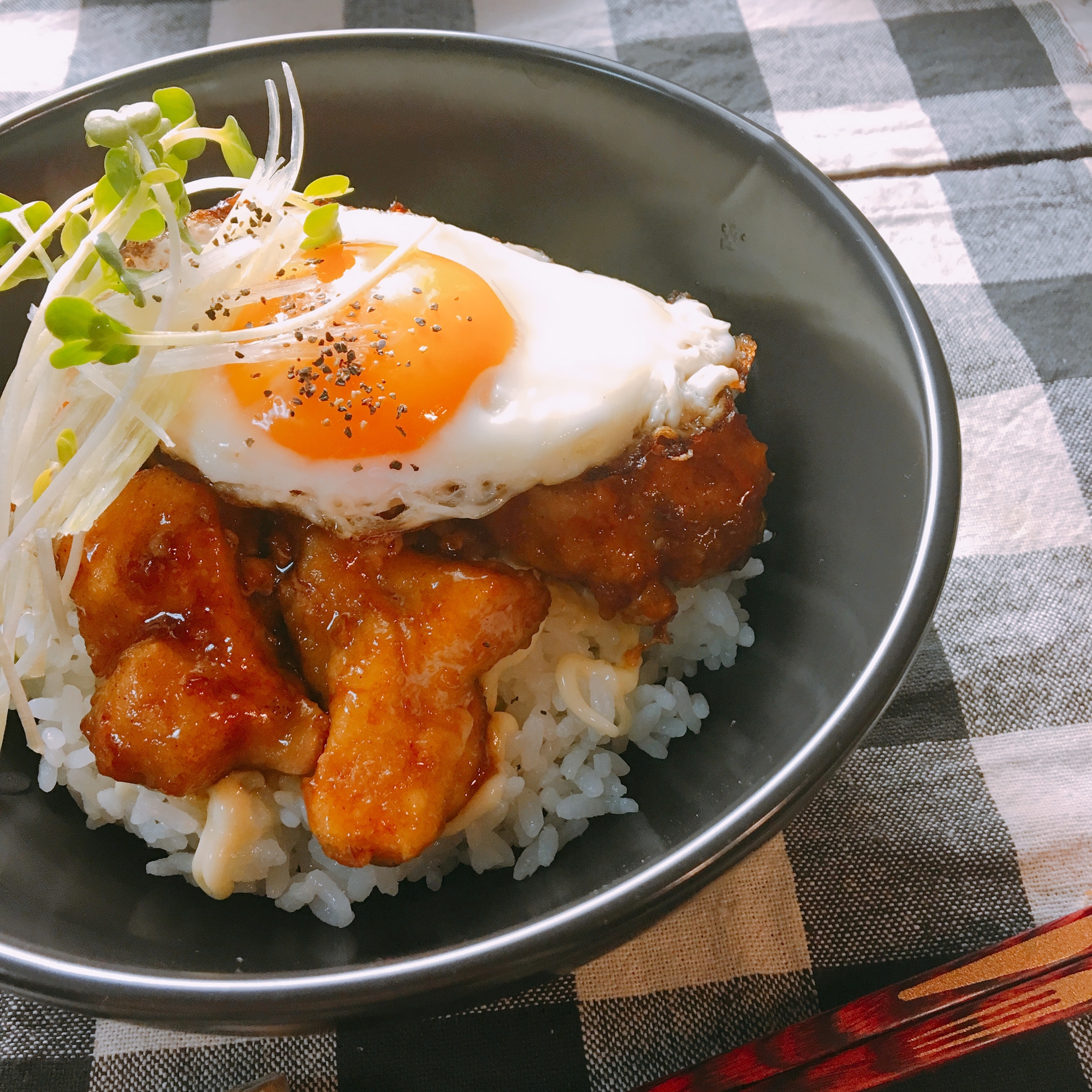 鶏むねのテリたま丼