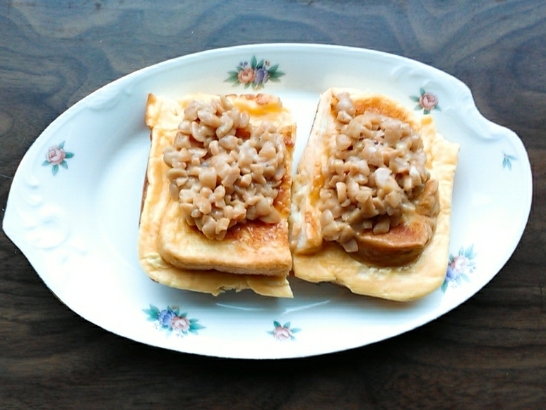 納豆のせ卵サンドフレンチトースト