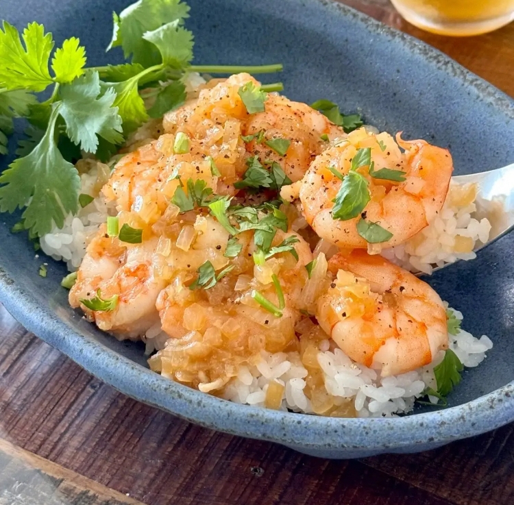 ガリバタ醤油のエビ丼