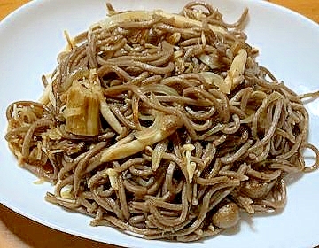 ニンニクとしめじとえのきと玉ねぎの炒め蕎麦