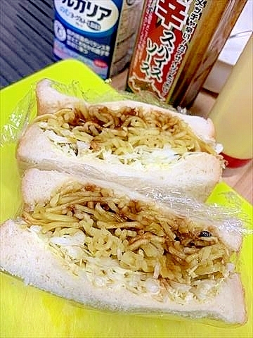 男子ってこうゆうお弁当好きでしょぉ焼きそばサンド？