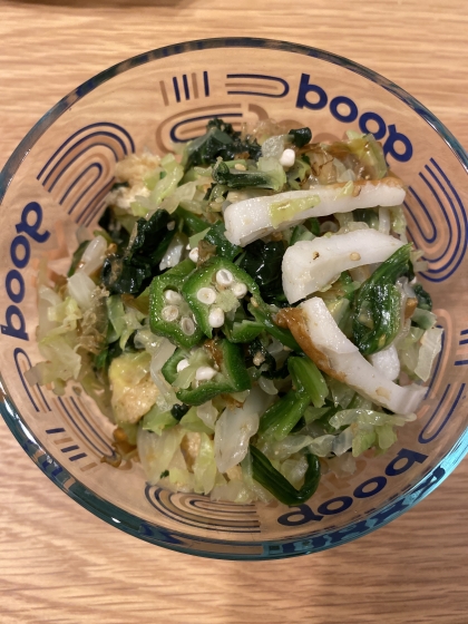 オクラを主役に、キャベツほうれん草油揚げ、ちくわを一緒に茹でて、最後にちくわを乗せて、胡麻和えをしました。美味しかったです。