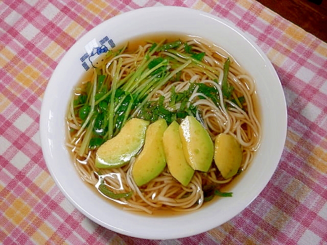 とうみょう・アボカド入りぶっかけそうめん