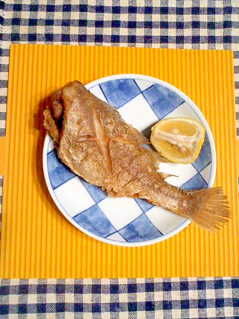 和皿に盛り付けたイシモチの唐揚げ