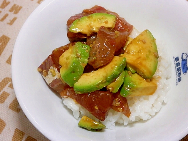 まぐろ・アボカド丼