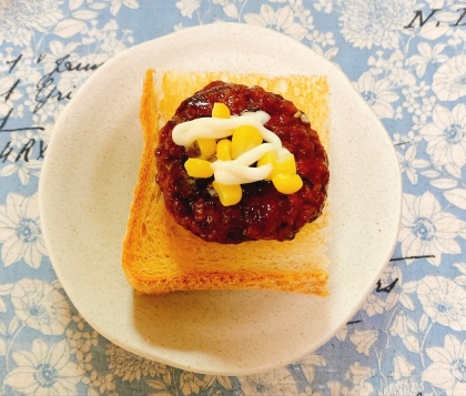 トースト♡ハンバーグ・コーン・マヨネーズ