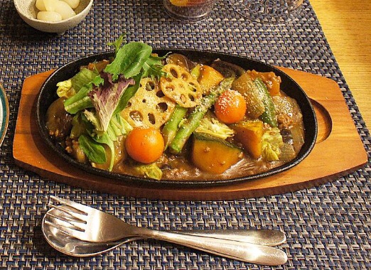 鉄板で熱々！野菜カレー