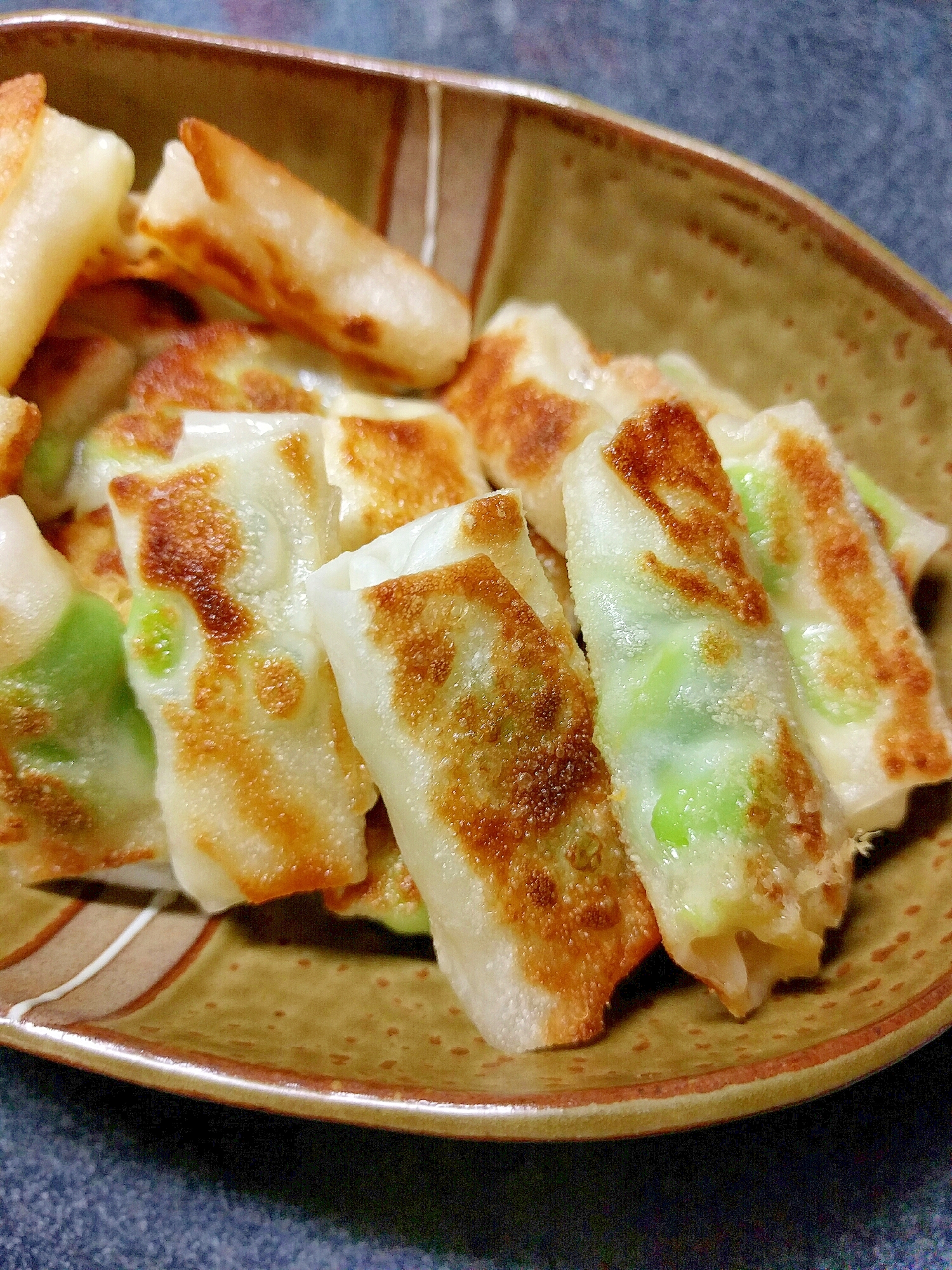 簡単おつまみ！枝豆&チーズの餃子の皮包み