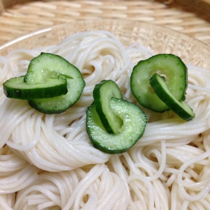 ソーメンの上にもいかが? きゅうりの飾り切り