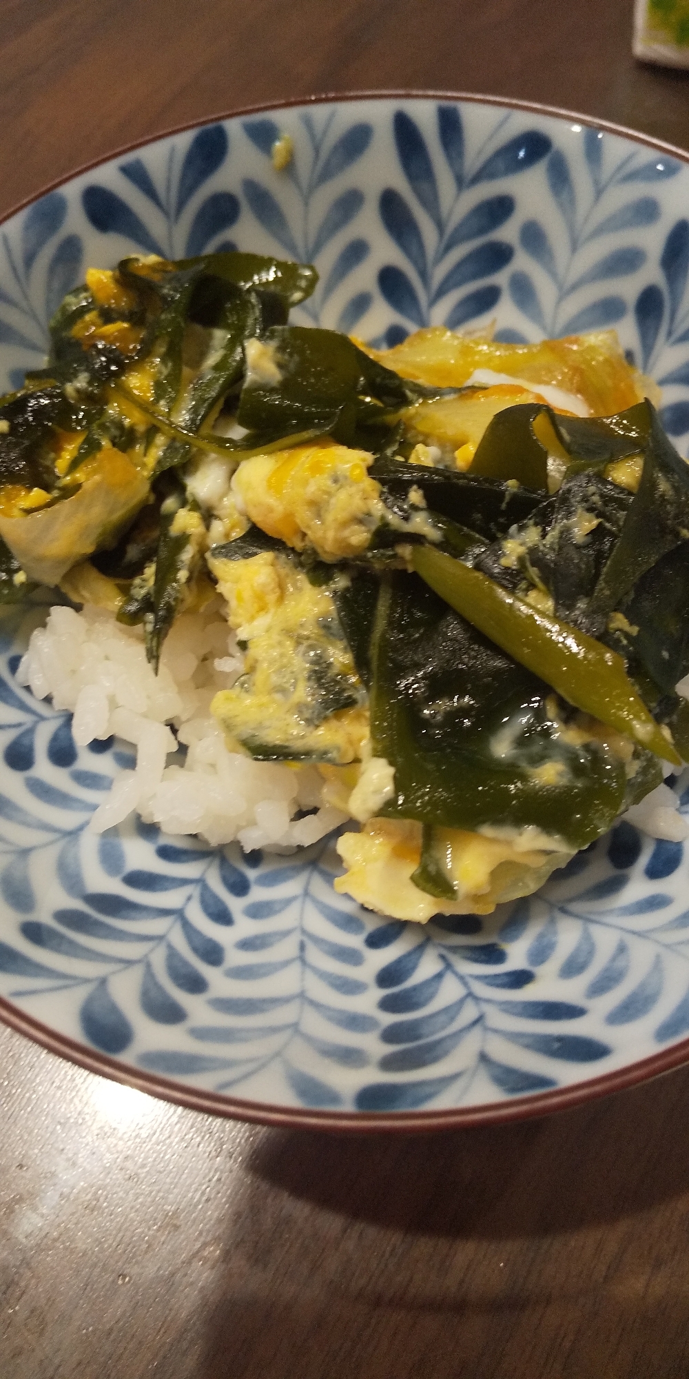 忙しい朝に!ねぎ、わかめ、卵のずぼら簡単どんぶり