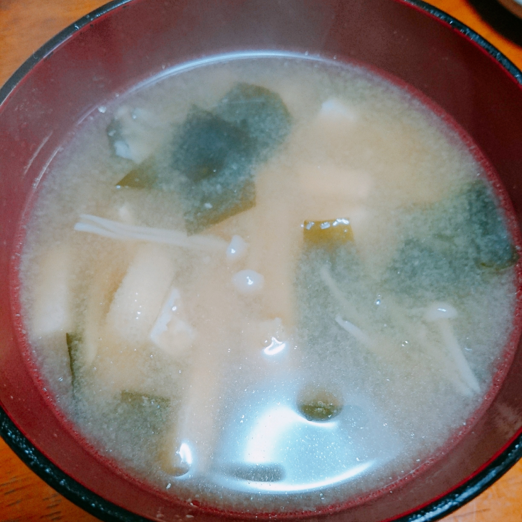 えのき ワカメ 油揚げの煮干しのお味噌汁