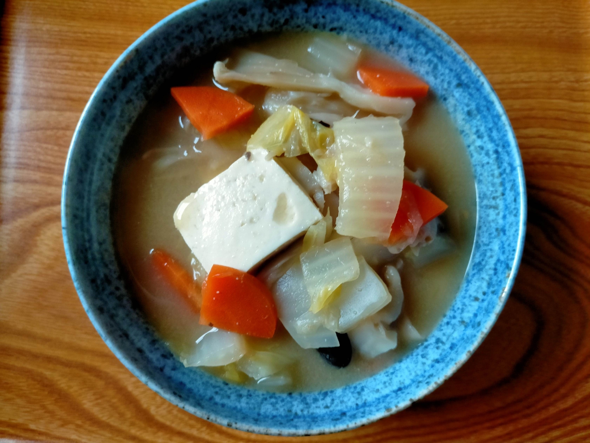 豆腐と白菜と舞茸とぶなクイーンと人参の味噌汁