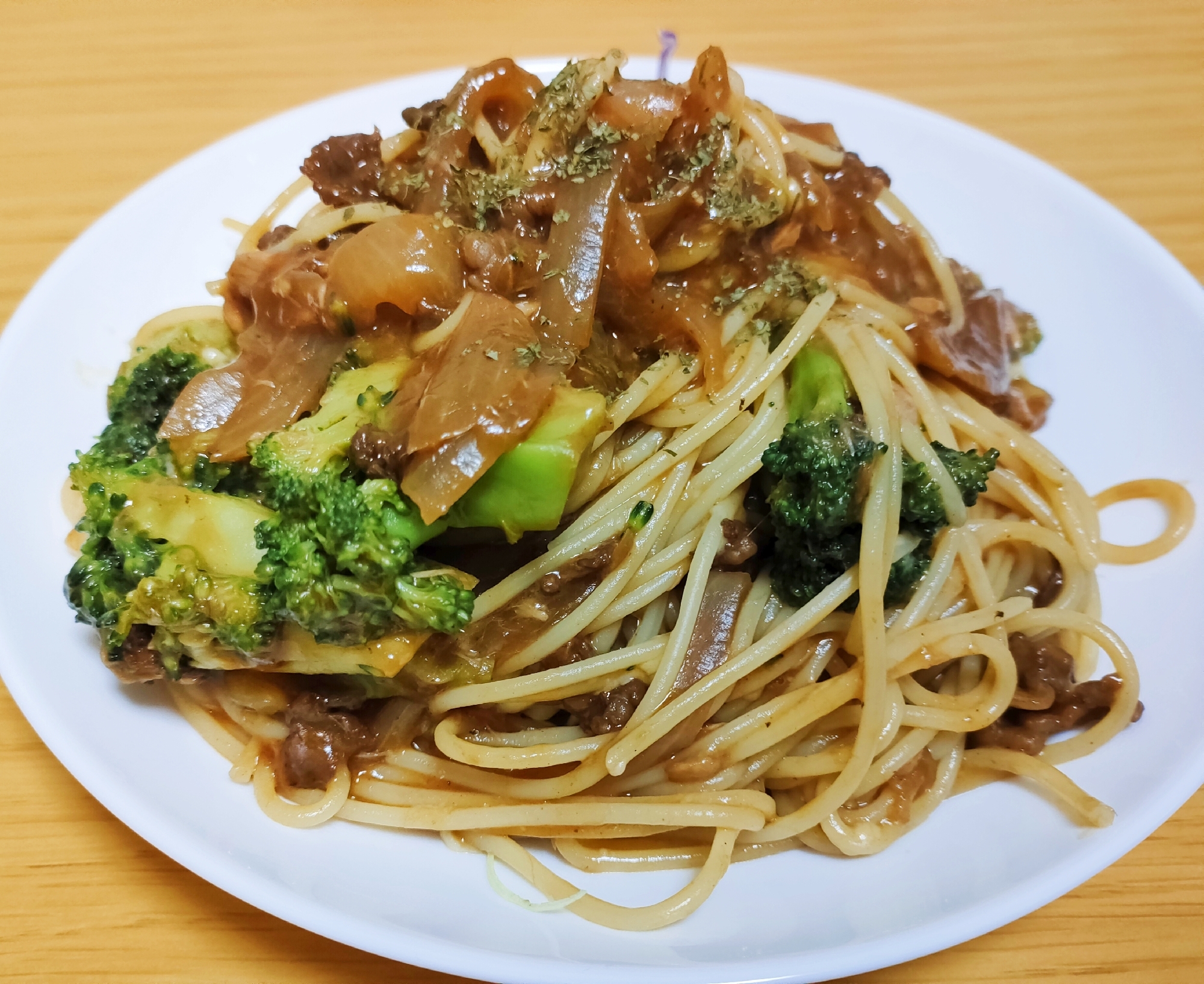 白い皿に盛り付けたブロッコリーとツナのハヤシパスタ