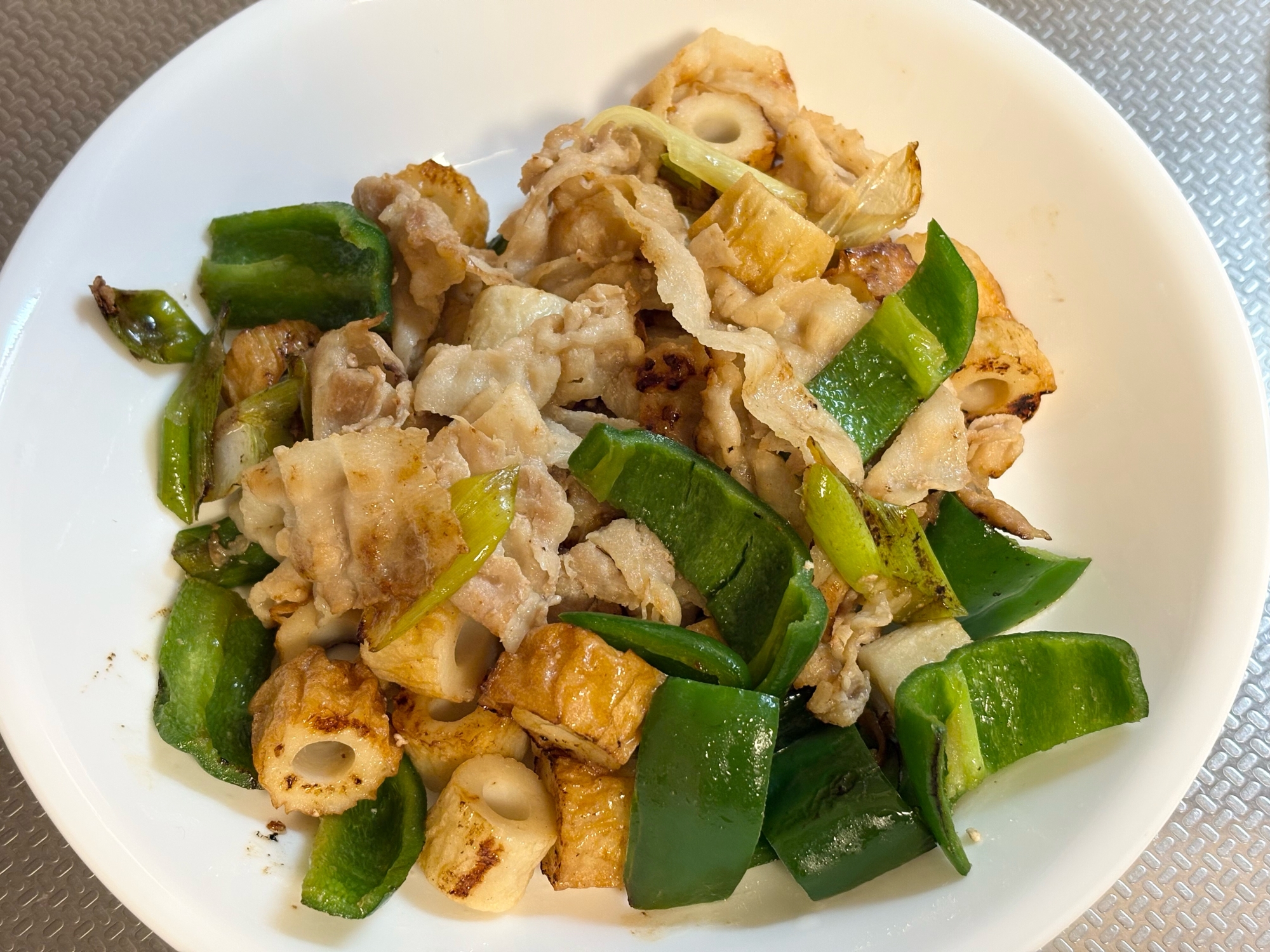 豚バラ肉とピーマンとちくわとネギの野菜炒め