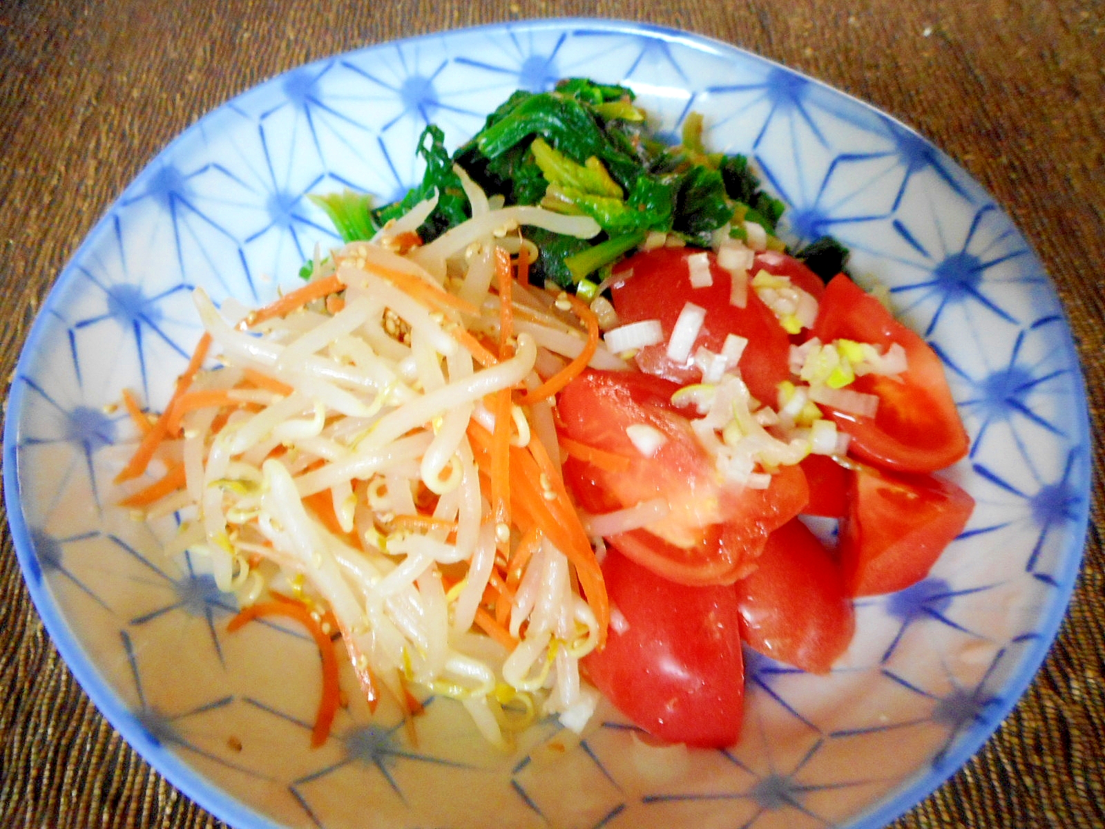 ほうれん草、もやし、トマトの和え物プレート