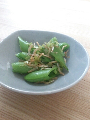 半分に切ったから豆が飛び出ちゃった…
でも干しえび効果すご～い！！！
美味しかったです(o^-^)