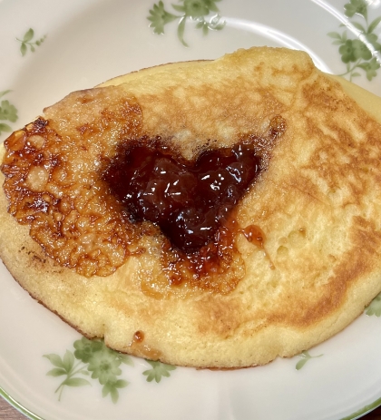 ジャムを混ぜ込まず、フライパンに入れた生地に乗せて焼いたらハートっぽい形になってました♡
とっても美味しかったです（＾Ｏ＾☆♪